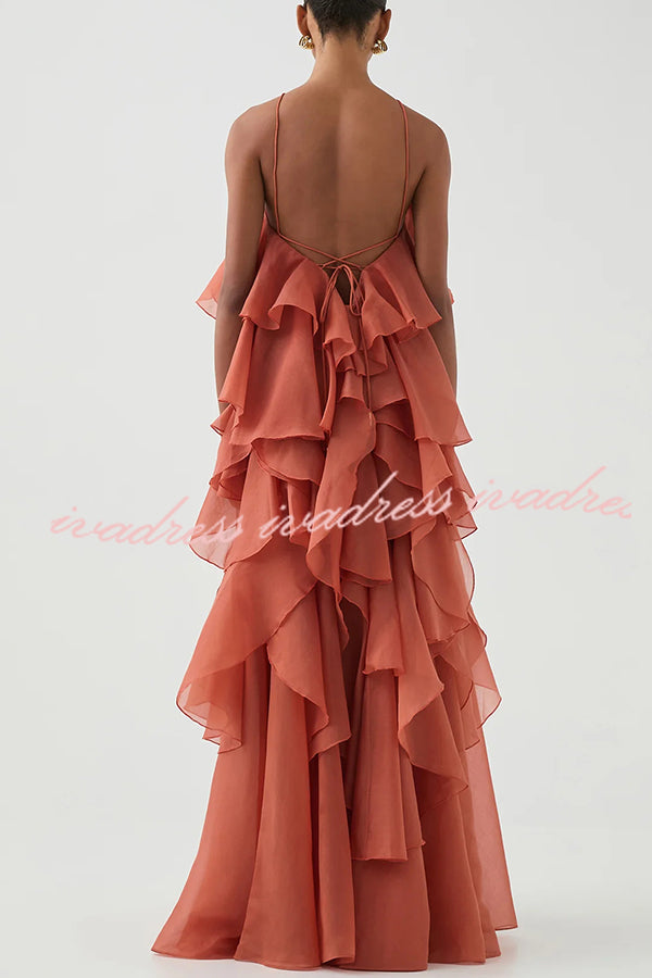 Vestido largo de corte A con cuello halter, volantes escalonados y detalle de rosas que fluye libremente 