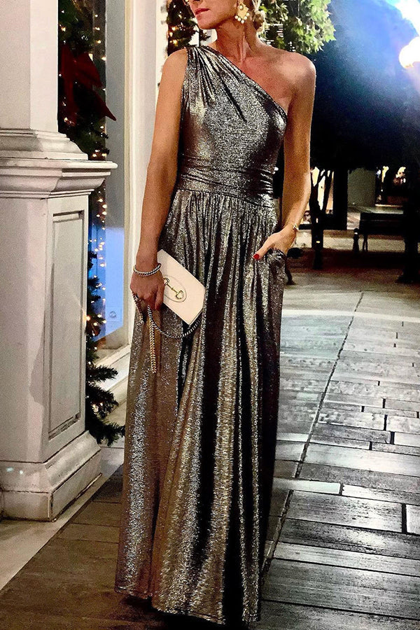 Vestido con vuelo y bolsillos en los hombros inclinados en tono bronce