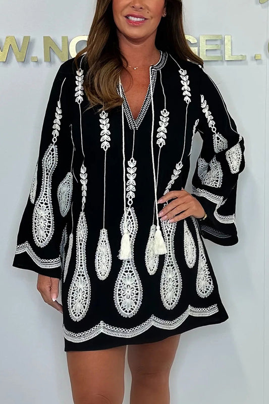 Vestido mini holgado con cuello en V y mangas acampanadas con estampado bordado a la moda 