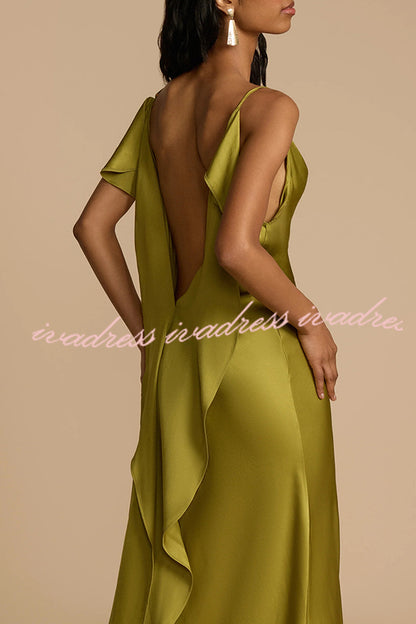 Vestido largo de fiesta de satén con cuello vuelto, volantes, espalda descubierta y corte bies para noche 