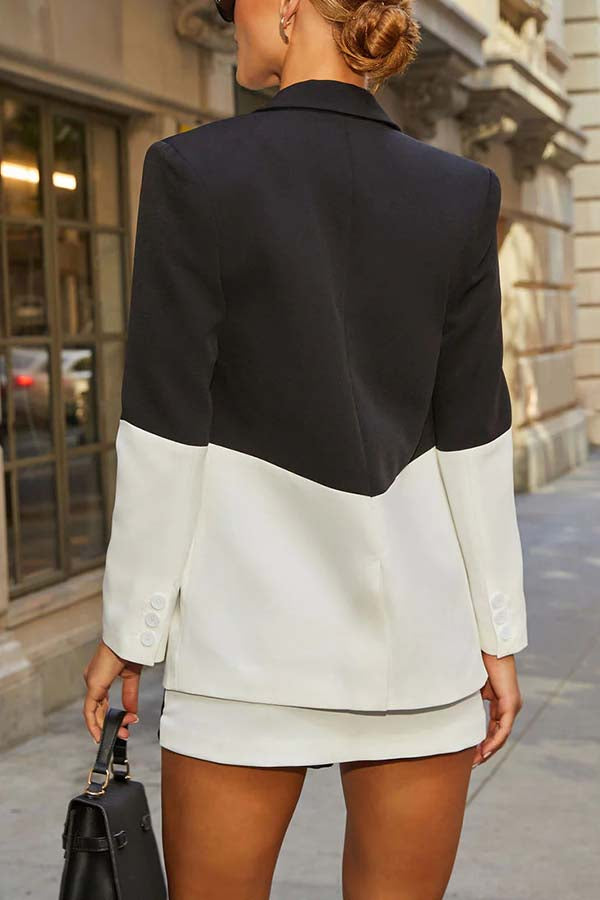 Conjunto de blazer con solapa y bolsillo de manga larga con bloques de color y minifalda de tiro medio para realzar el look 