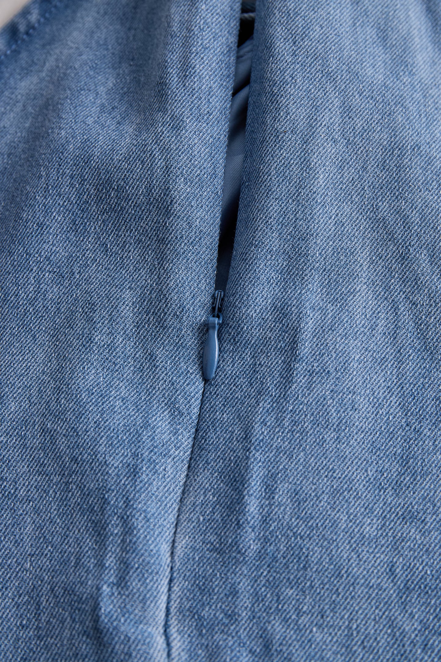 Stylish Sleeveless Halter Blouse with Neck Tie Detail