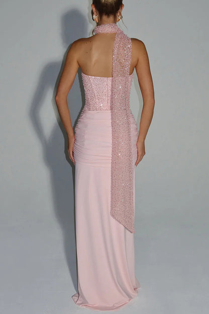 Vestido largo Carina de jersey de satén y lentejuelas con hombros descubiertos, fruncido y nudo drapeado 