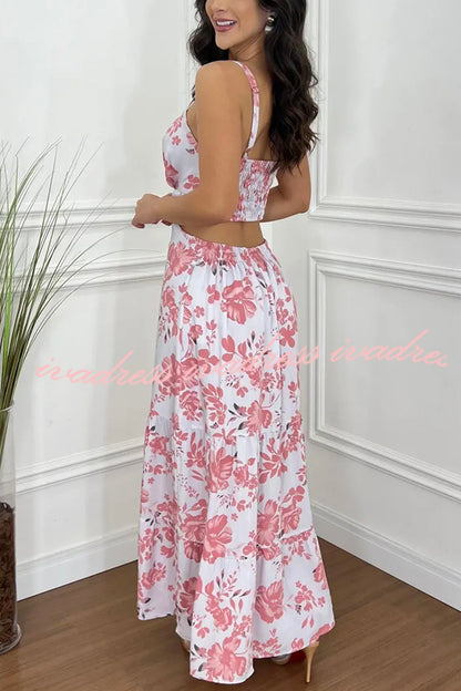 Vestido largo fruncido con espalda recortada y estampado floral estilo vintage 