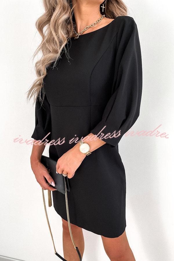 Vestido de cóctel con espalda en V y lazo decorativo en colaboración 