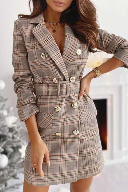 Vestido mini con bolsillos cruzados, cinturón y cuadros navideños 