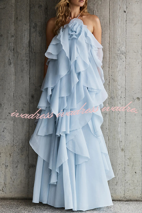 Vestido largo de corte A con cuello halter, volantes escalonados y detalle de rosas que fluye libremente 