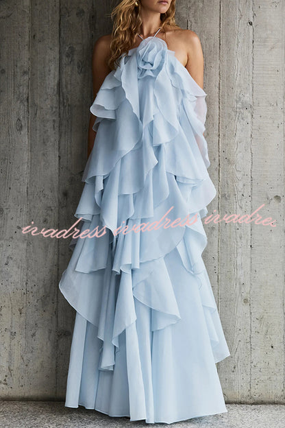 Vestido largo de corte A con cuello halter, volantes escalonados y detalle de rosas que fluye libremente 