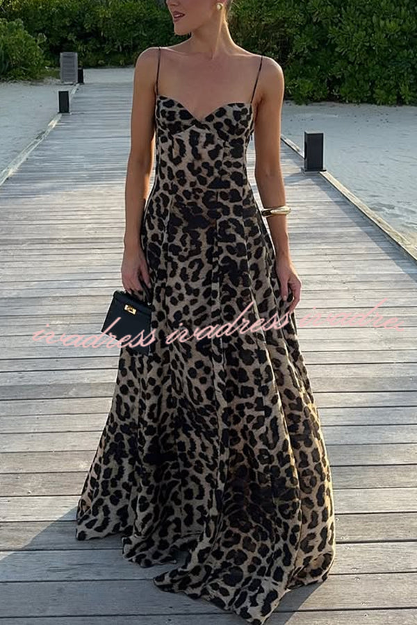 Vestido largo de corte A con cintura de leopardo en las Maldivas 