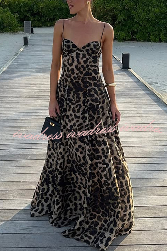 Vestido largo de corte A con cintura de leopardo en las Maldivas 