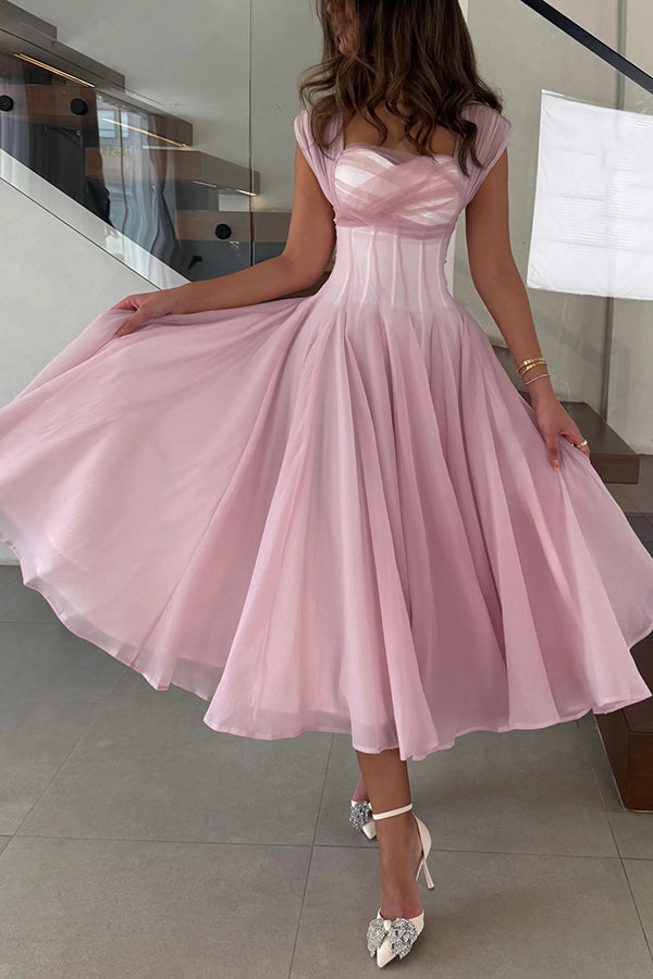 Elegante vestido largo de malla con dobladillo completo y sin mangas que se ajusta a la cintura 