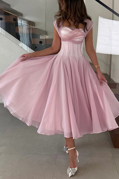 Elegante vestido largo de malla con dobladillo completo y sin mangas que se ajusta a la cintura 