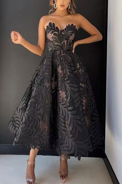 Elegante vestido midi de encaje calado sin tirantes y dobladillo completo 