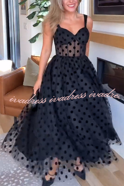 Vestido midi de corte A con escote en forma de corazón y tul de lunares para invitada perfecta 