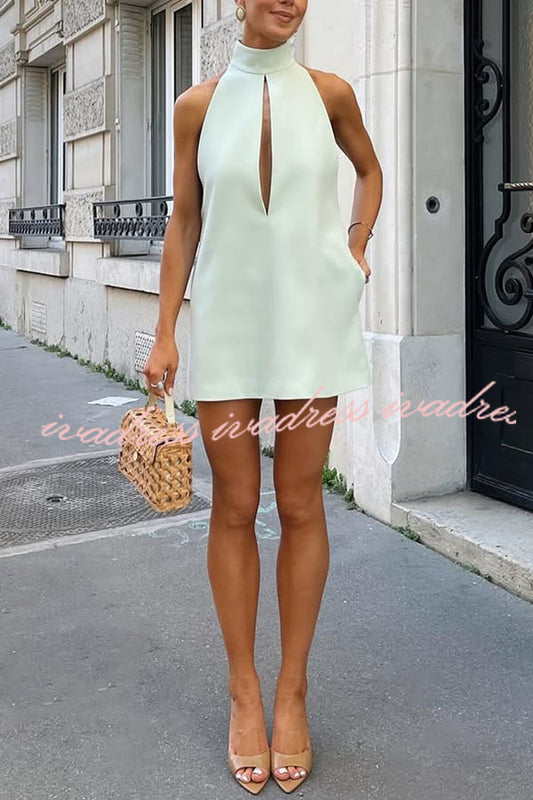 Vestido mini de corte H con cuello halter, bolsillos y abertura frontal para una cita nocturna