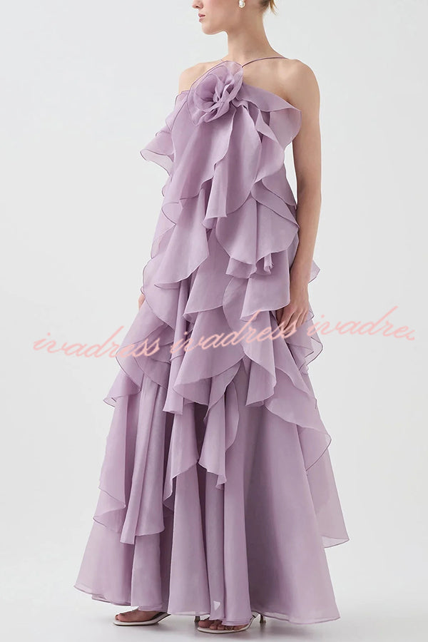 Vestido largo de corte A con cuello halter, volantes escalonados y detalle de rosas que fluye libremente 