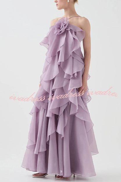 Vestido largo de corte A con cuello halter, volantes escalonados y detalle de rosas que fluye libremente 
