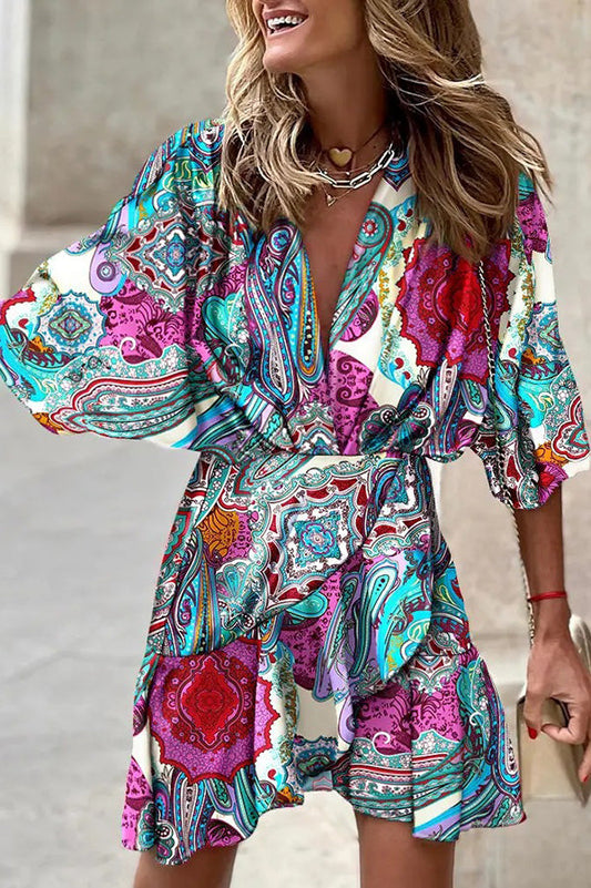 Vestido mini estampado bailando en el jardín 