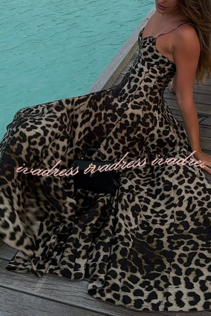 Vestido largo de corte A con cintura de leopardo en las Maldivas 