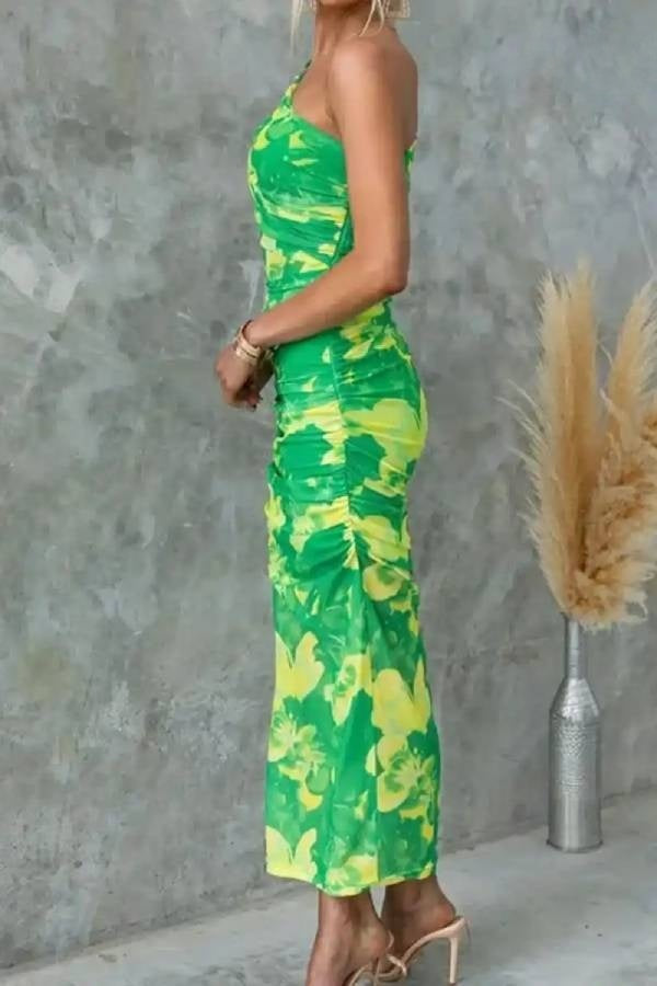 Vestido largo fruncido elástico con un solo hombro y estampado de malla superpuesta Night Blooms