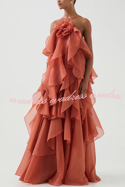 Vestido largo de corte A con cuello halter, volantes escalonados y detalle de rosas que fluye libremente 