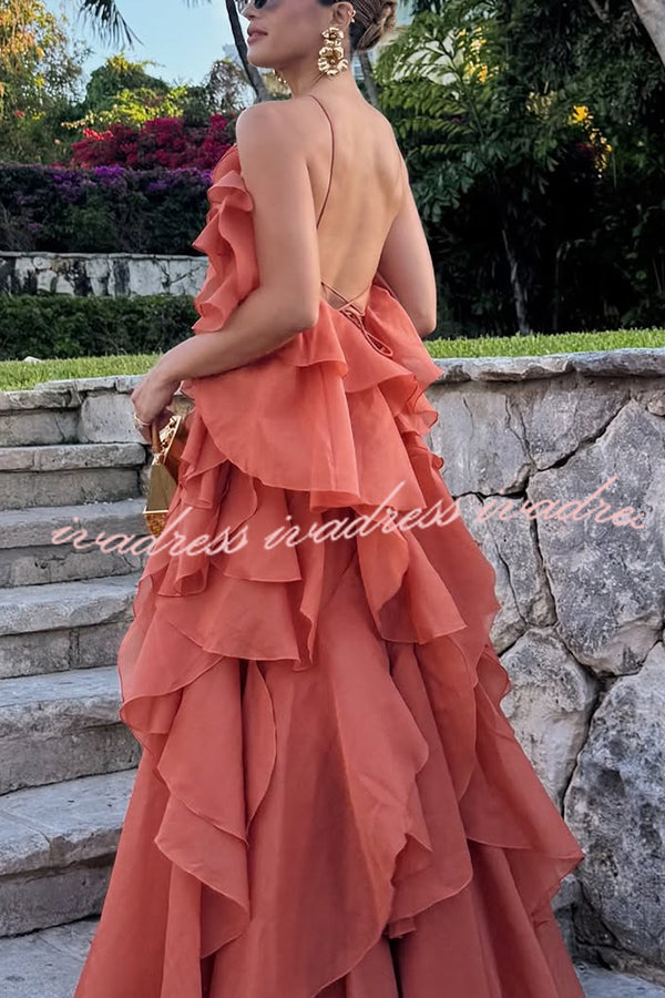 Vestido largo de corte A con cuello halter, volantes escalonados y detalle de rosas que fluye libremente 