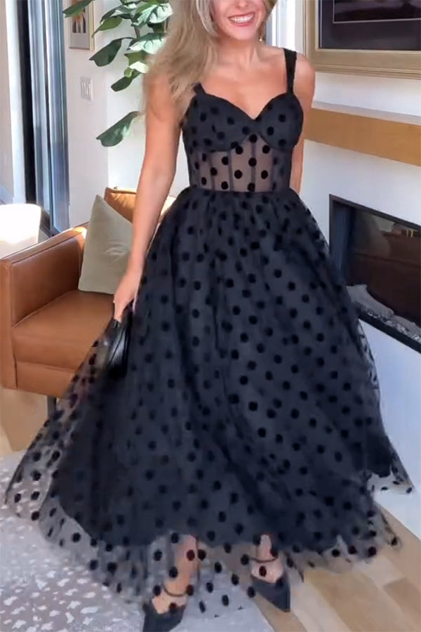 Vestido midi de corte A con escote en forma de corazón y tul de lunares para invitada perfecta 