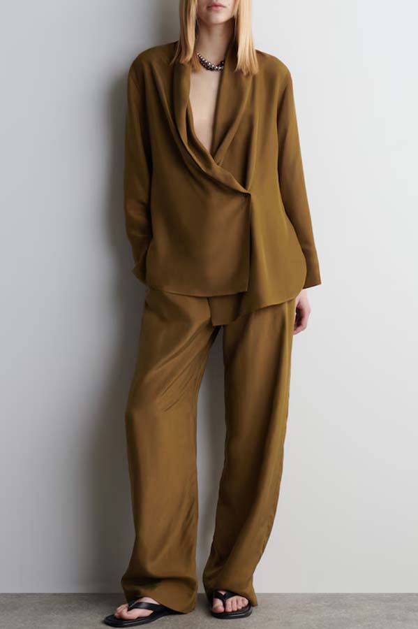 Conjunto de blazer casual de satén Bella con cuello drapeado y un botón, y pantalón holgado con cintura elástica y bolsillo. 