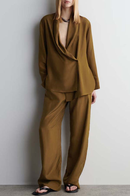 Conjunto de blazer casual de satén Bella con cuello drapeado y un botón, y pantalón holgado con cintura elástica y bolsillo. 