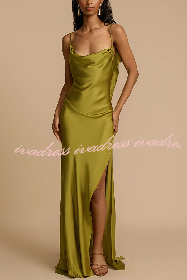 Vestido largo de fiesta de satén con cuello vuelto, volantes, espalda descubierta y corte bies para noche 