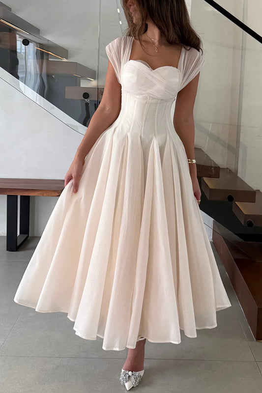 Elegante vestido largo de malla con dobladillo completo y sin mangas que se ajusta a la cintura 