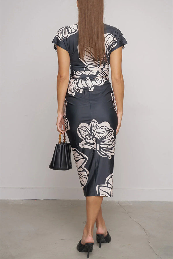 Vestido midi con abertura fruncida y mangas dolman con estampado único en contraste de colores de Bella 