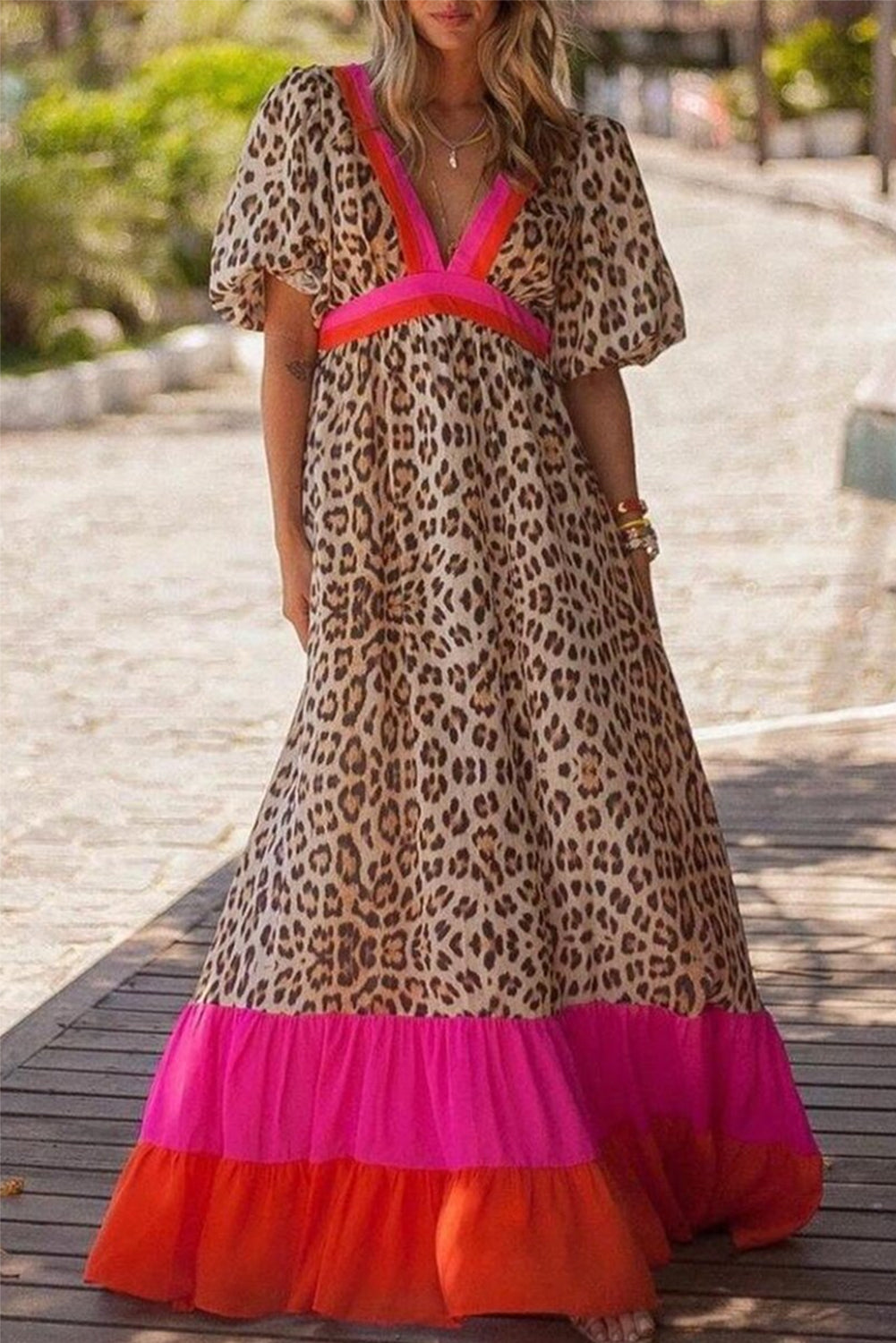 Vestido largo con estampado de leopardo, cuello en V y bloques de color rosa brillante 