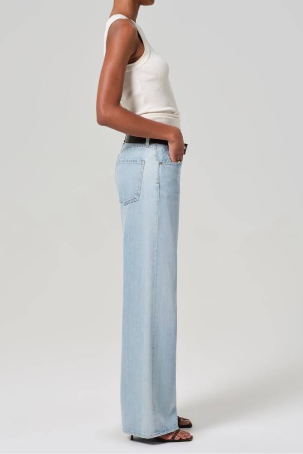 Vaqueros azul claro de cintura alta y pierna ancha 