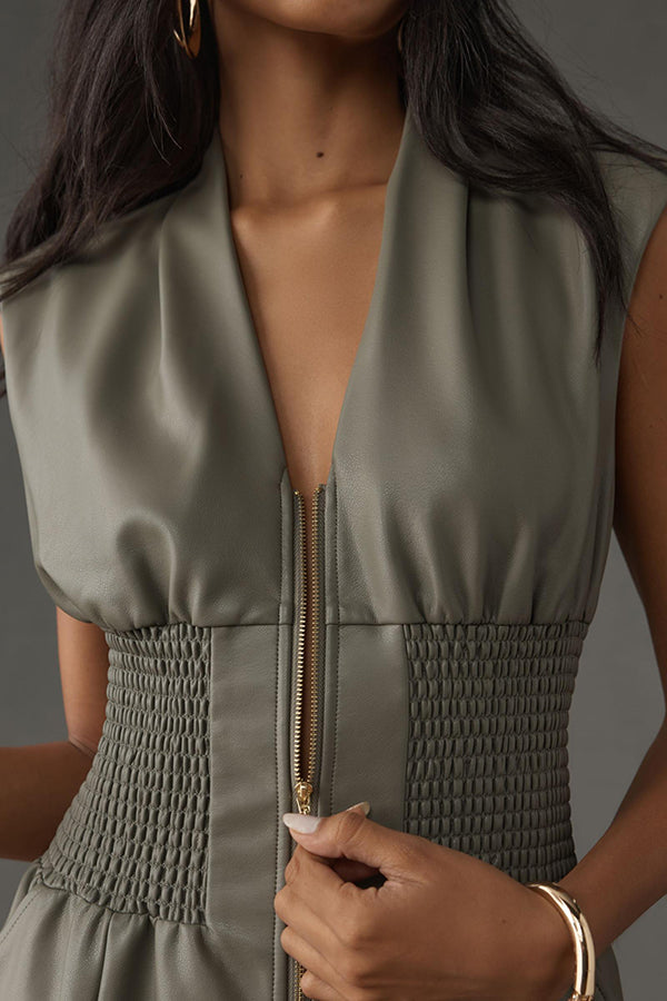 Vestido midi de piel sintética con cintura fruncida y bolsillos con cremallera de Kiera 