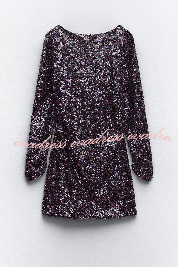 Vestido mini drapeado de manga larga con cuello vuelto y lentejuelas en la espalda de Call Me Beauty 