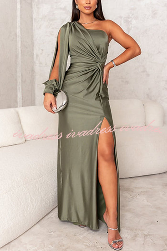 Vestido largo de satén con un hombro al descubierto y detalle torcido para fiesta campestre 