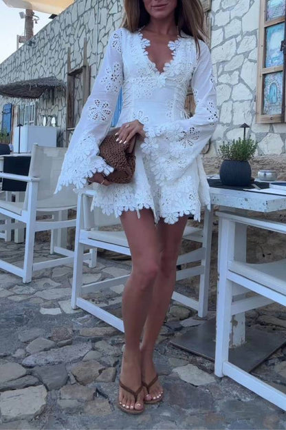 Vestido mini con mangas largas, encaje lateral y delicado ribete floral con bordado Diaz