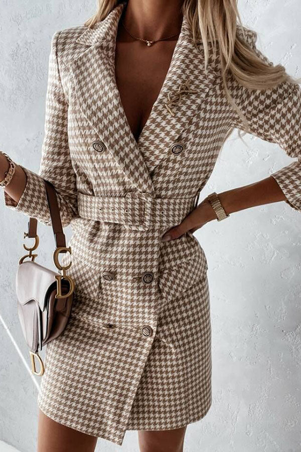 Vestido mini con bolsillos cruzados, cinturón y cuadros navideños 