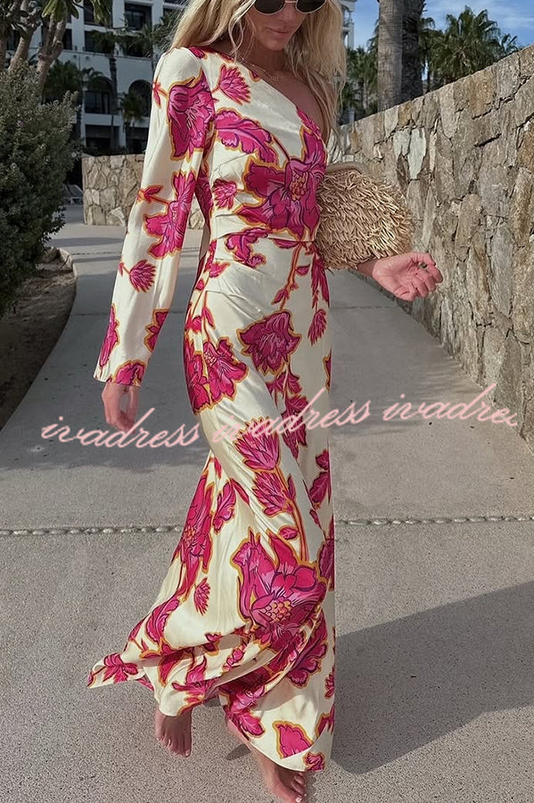 Vestido largo acampanado de satén con estampado floral y un hombro Rhia 