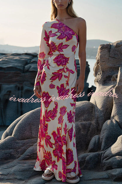 Vestido largo acampanado de satén con estampado floral y un hombro Rhia 