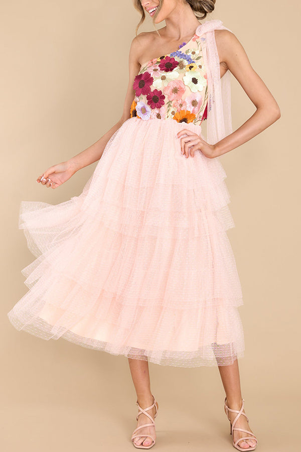 Vestido midi de tul escalonado con un solo hombro y apliques florales bordados de Midnight Garden