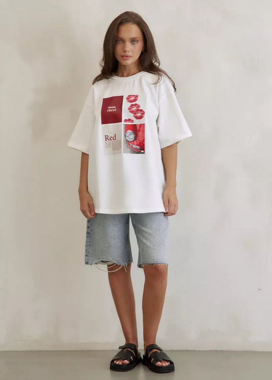 Mon Chéri Graphic Tee – Oversized White T-Shirt with Lip Print